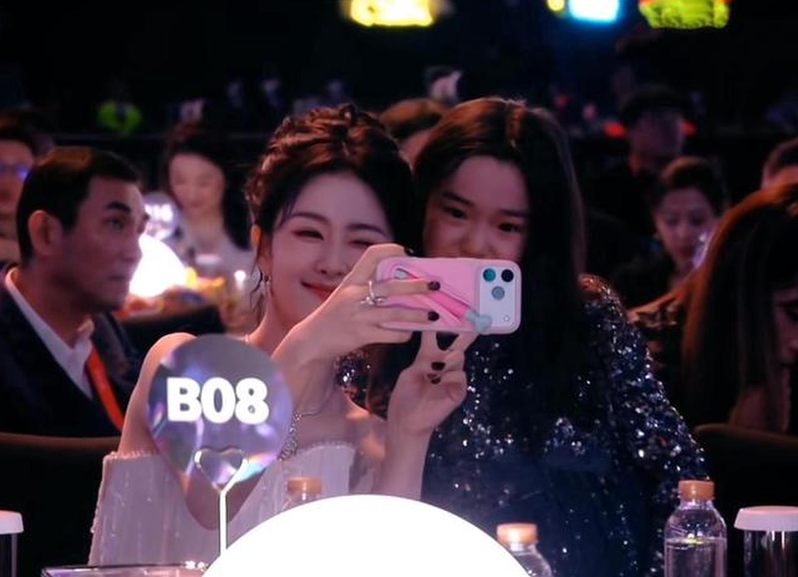 董璇为女儿小酒涡和杨幂拍合照。（视频截屏）