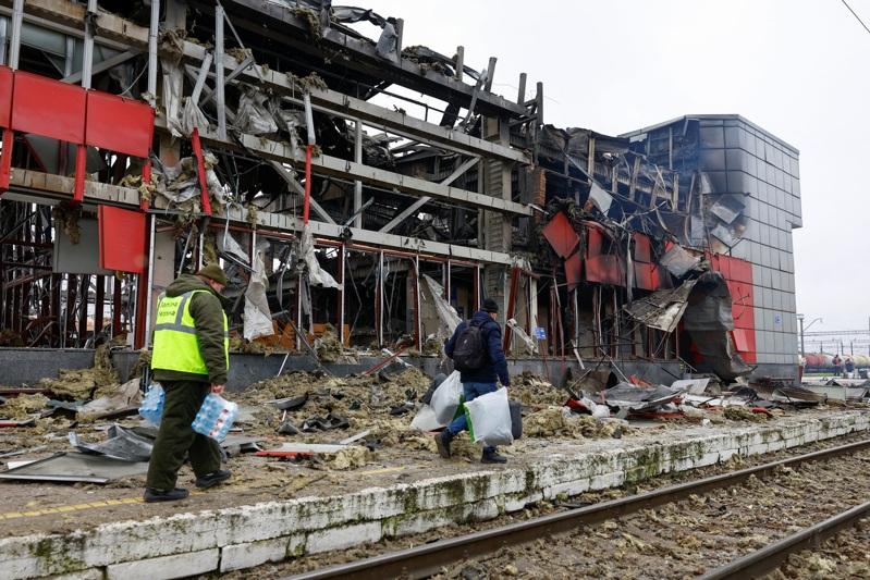 美乌迈阿密会谈,俄罗斯狂轰乌克兰基础设施。乌克兰基辅西南部法斯蒂夫镇铁路枢纽主站房6日遭俄军炸毁。(路透)