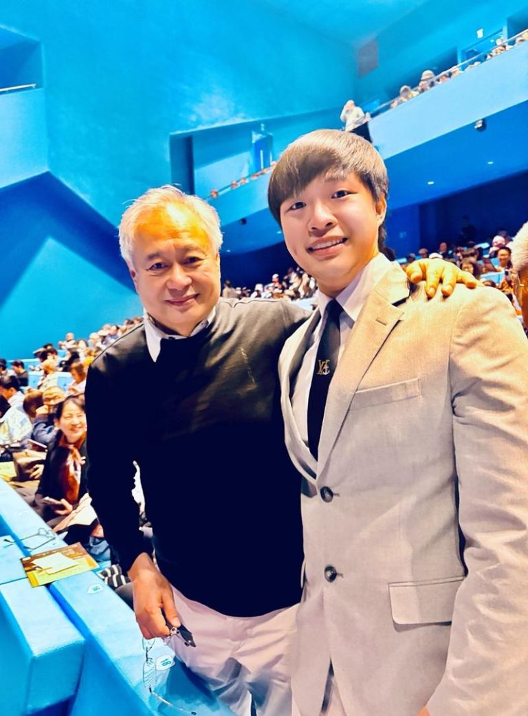 巧遇李安 「最年轻的音乐家」蒋荣宗兴奋合影当面告白「超惊喜」 蒋荣宗参加音乐会巧遇李安。(ZONG MUSIC 荣宗蒋音乐国际公司提供)