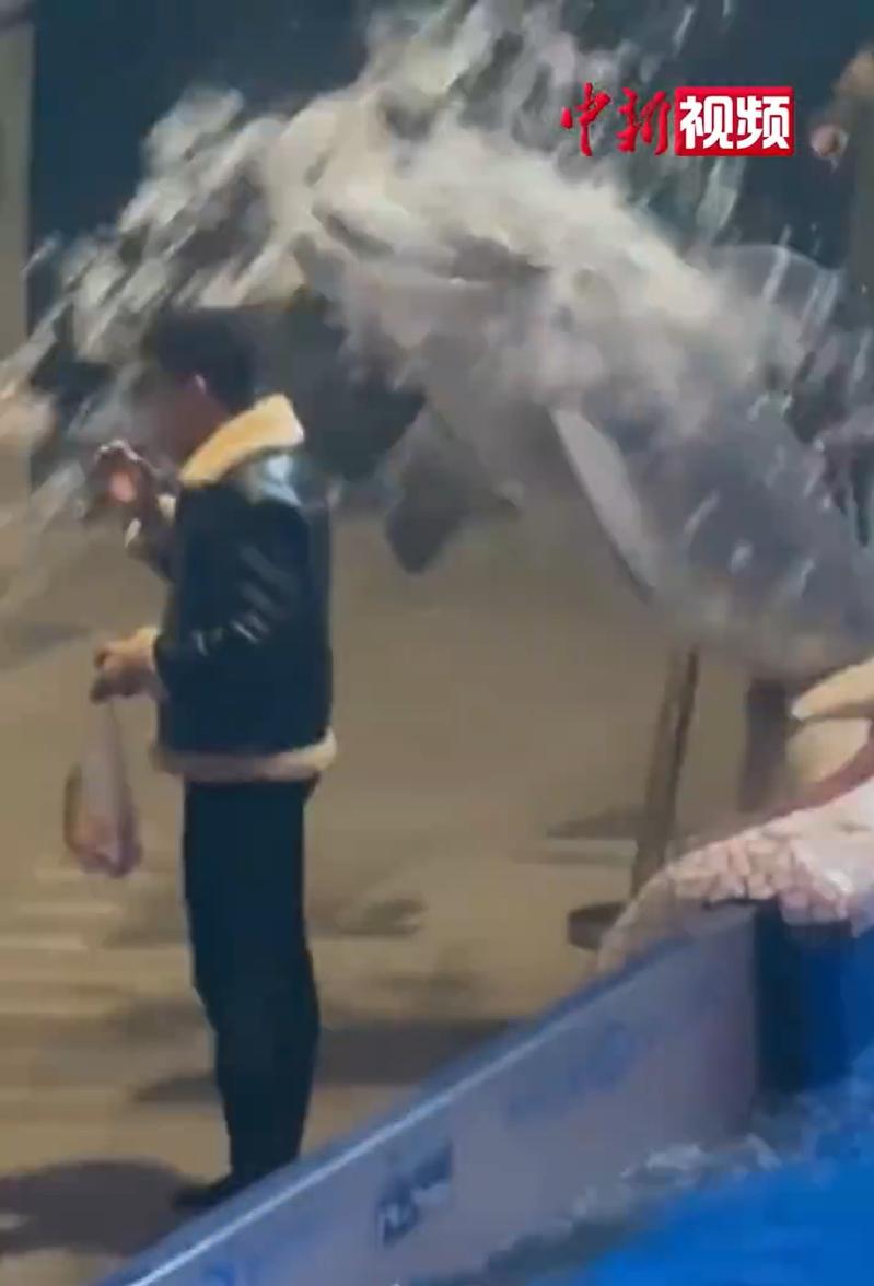 男子海洋馆不听工作人员劝阻公然抽烟,白鲸直接喷水浇灭。(取材自微博)