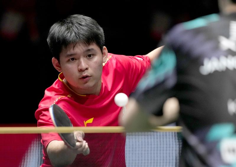 王楚钦(右)/孙颖莎7日首盘为中国队拿下开门三分。(中新社)