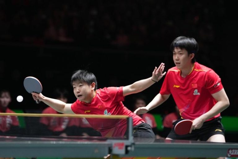 乒乓混团世界杯 中国队8:1辗压日本 11战全胜3连冠 中国队选手王曼昱7日在女单比赛中发球,她以3比0战胜日本队选手张本美和。(新华社)