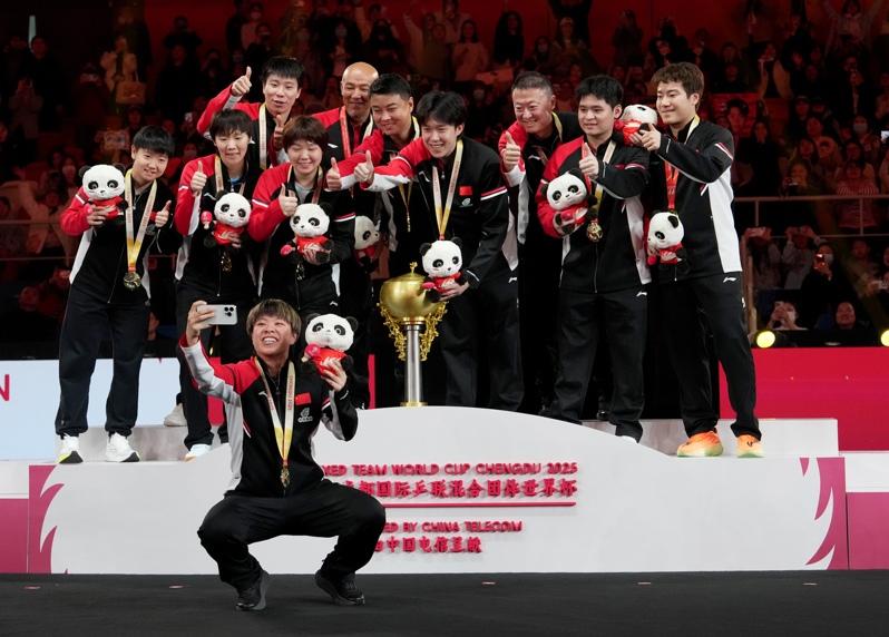 王楚钦(右)/孙颖莎7日首盘为中国队拿下开门三分。(中新社)