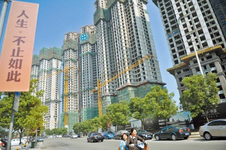 年终冲楼市 中国上百城区补贴购房 重庆「以旧换新」 年末中国多地密集加码购房补贴政策。根据中指研究院统计,今年以来已有超100个市、区公布购房补贴政策或加大补贴力度,有地方甚至补贴房款15%。(中新社)