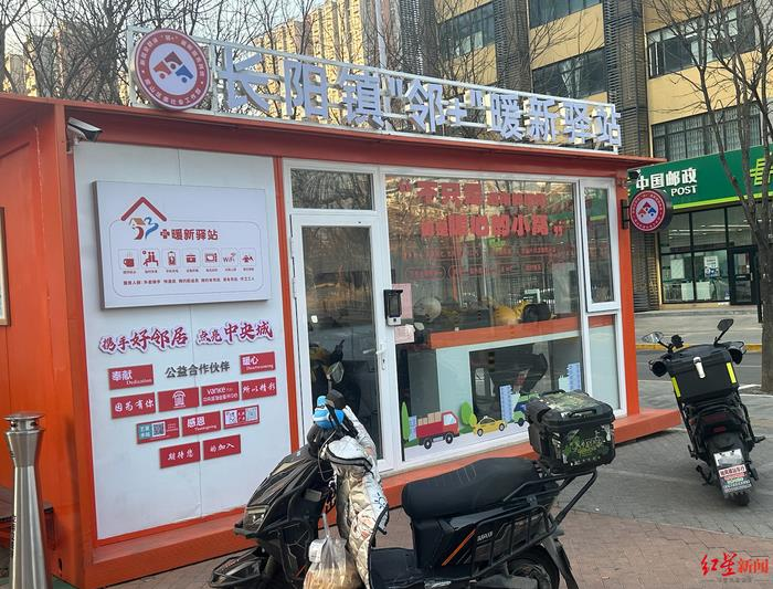 旧国标电动车都能装外卖到满出来，让不少外卖小哥担心若换了新国标电动车，此情此景恐不复见。示意图。（中新社）