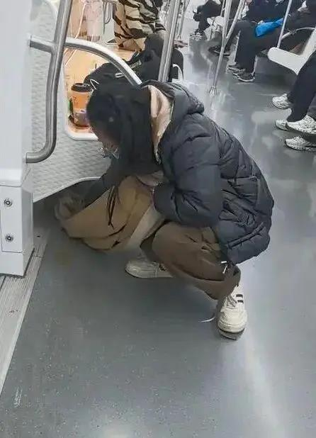 用围巾擦奶茶的女乘客。（取材自蟹视频）