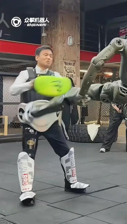 众擎T800人形机器人一脚把自家CEO踹翻在地。（取材自快科技）