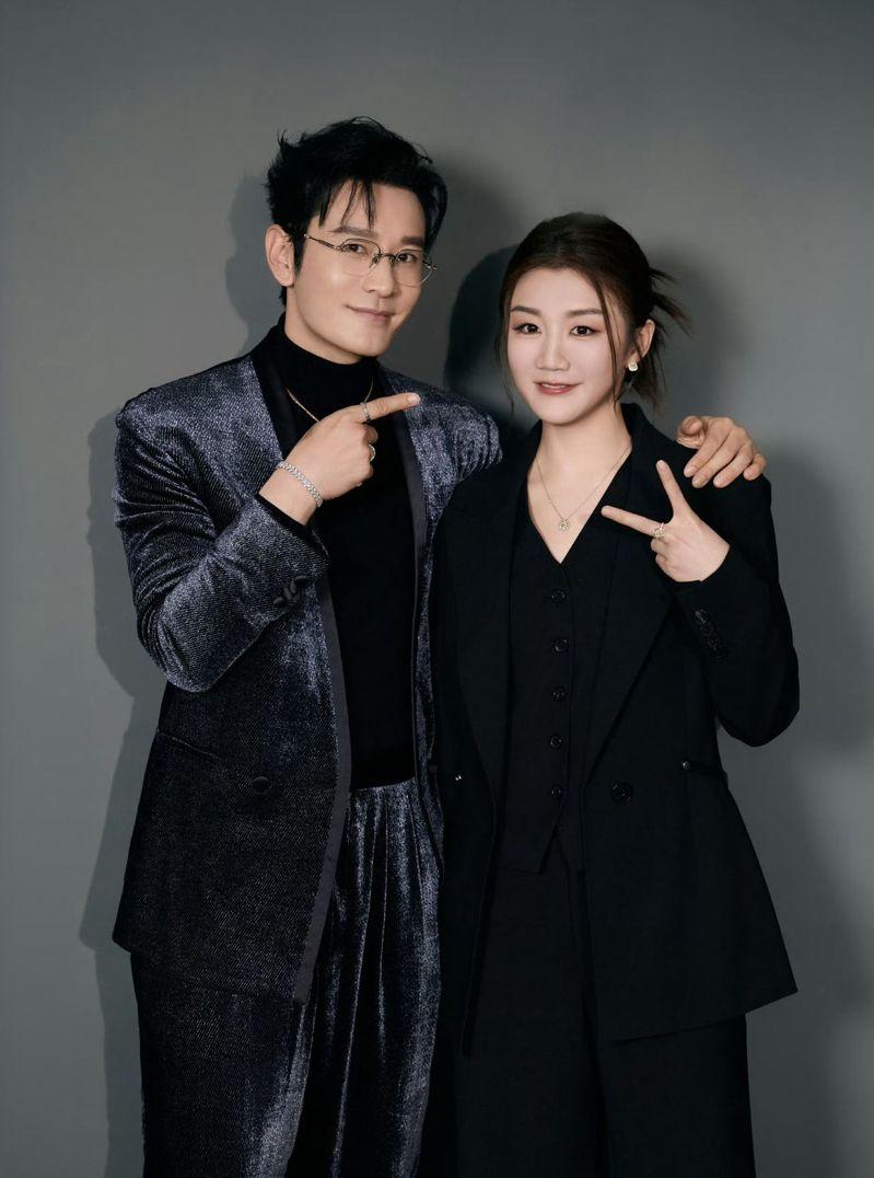 陈梦(右)近日在社交平台晒出多张与黄晓明的合照。(取材自微博)