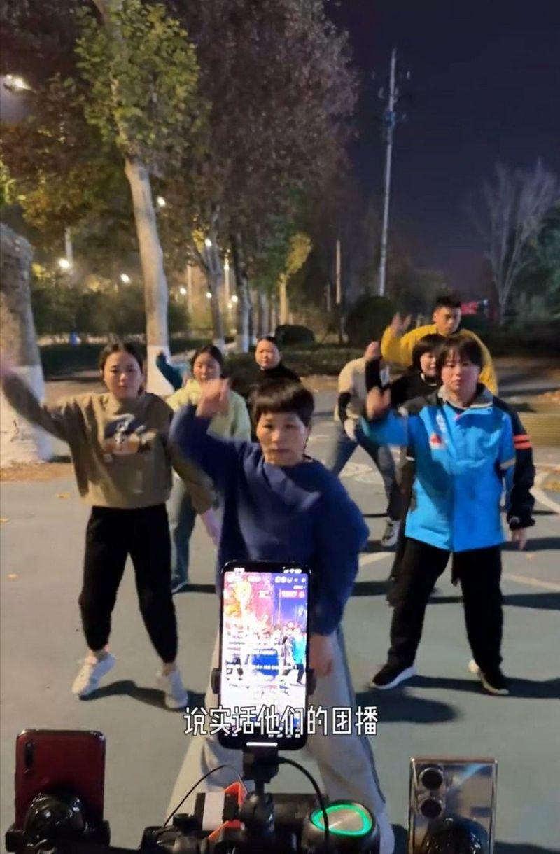 罕病家长组成的团播,每天在公园里跳舞筹款。(视频截屏)