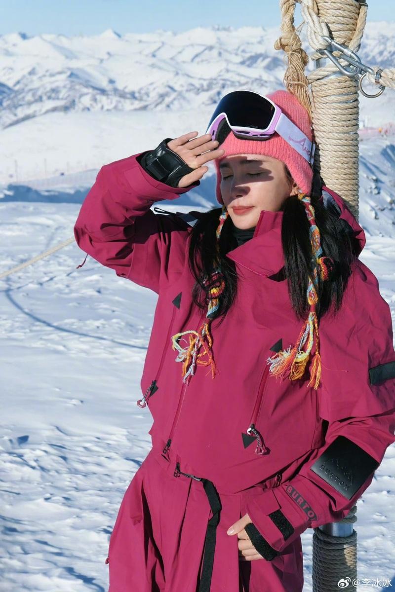 李冰冰近日到新疆滑雪,好心情全写在脸上。(摘自李冰冰微博)