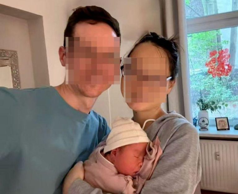 朱瑞敏与丈夫Erik、女儿的合影。（取材自红星新闻）