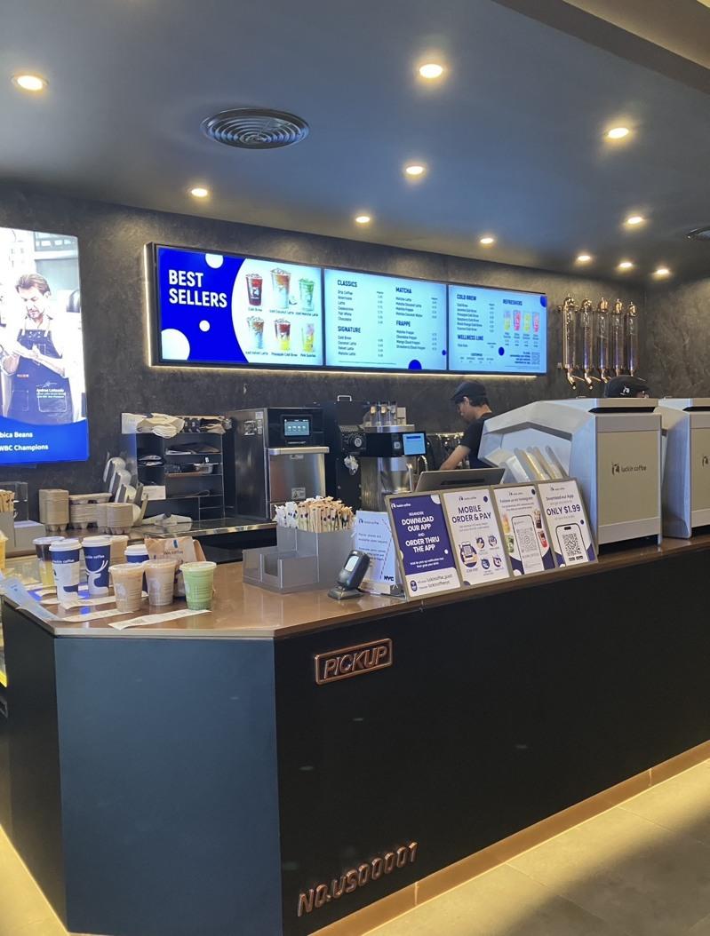 瑞幸咖啡在曼哈顿门店的内部陈设。(取材自小红书)