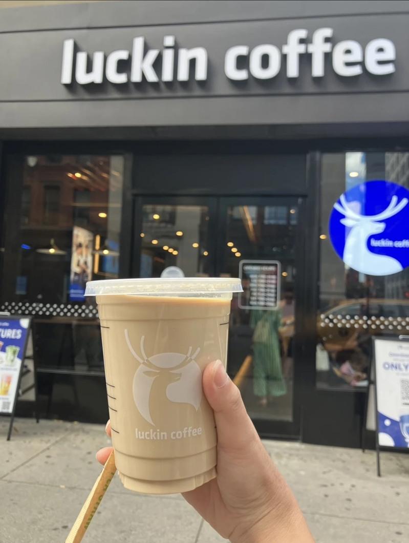 瑞幸咖啡在曼哈顿门店的内部陈设。(取材自小红书)