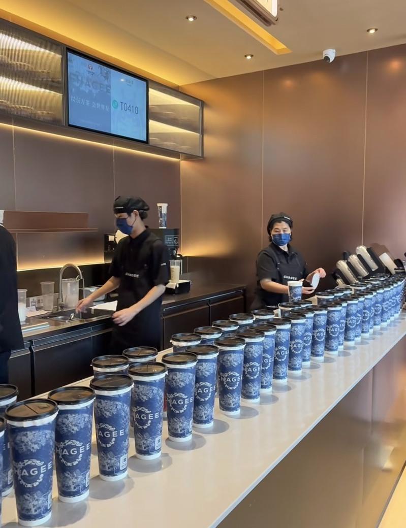 瑞幸咖啡在曼哈顿门店的内部陈设。(取材自小红书)