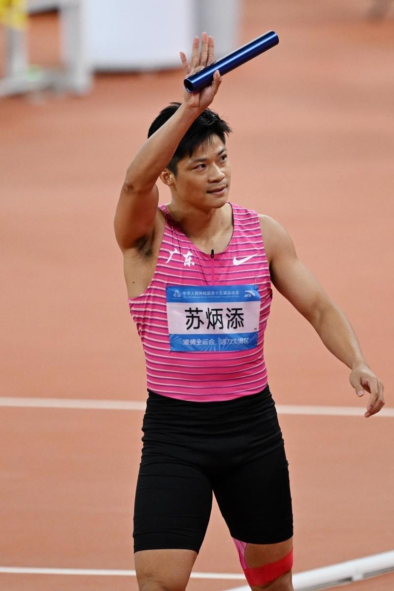 苏炳添宣布退役,图为他在第15届全运会田径男子4x100米接力决赛后向观众致意。(新华社)