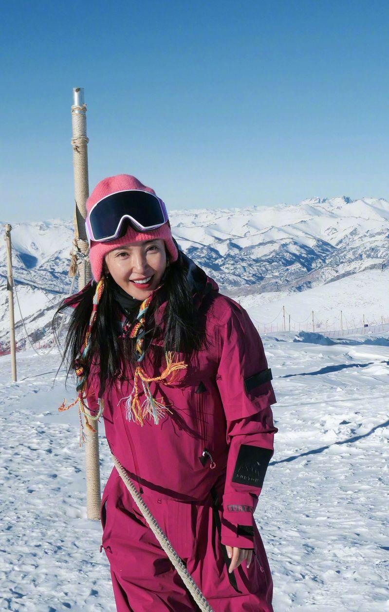 李冰冰近日到新疆滑雪,好心情全写在脸上。(取材自微博)