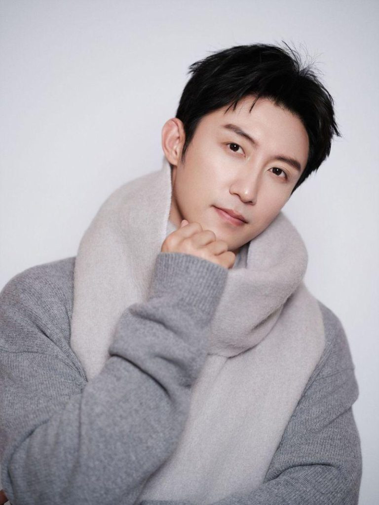 金晨(左)「将腿放到黄景瑜腿上」其实是视觉错位。(取材自微博)