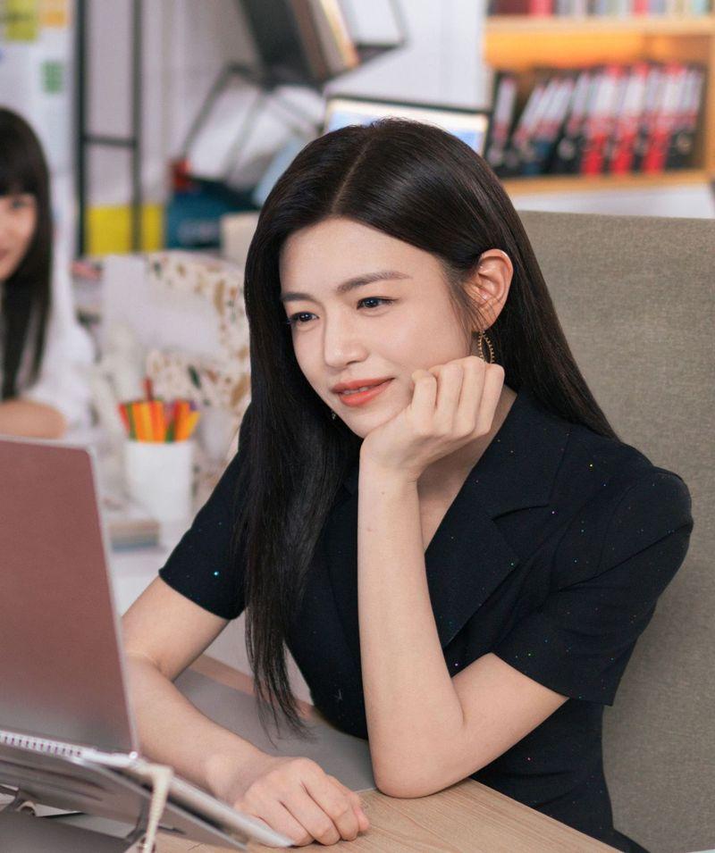 陈晓主演的「大生意人」,收视率和播放量都很亮眼。(取材自微博)