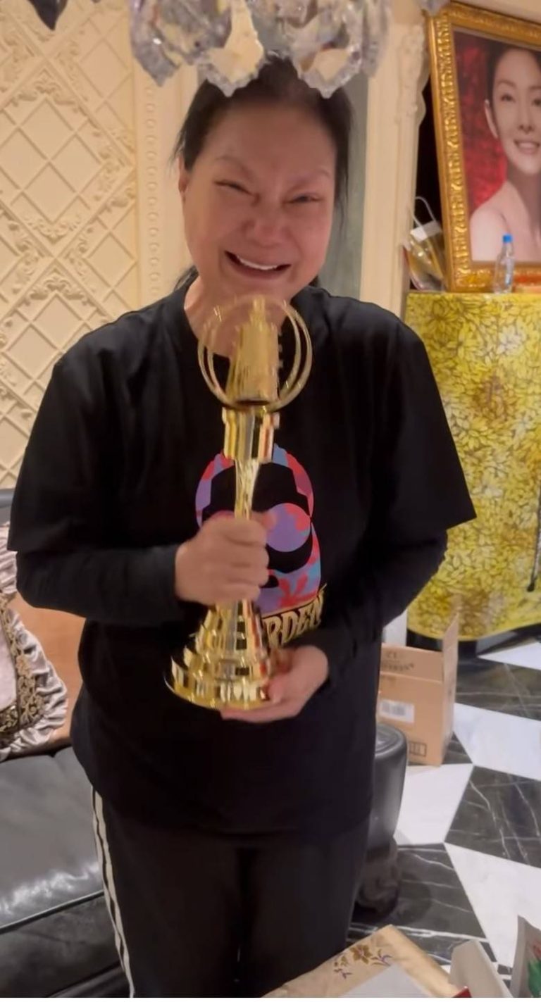 S妈终于笑了 网友动容…小S「继续前进」为复出埋伏笔 S妈开心拿着金钟奖座。图/摘自IG