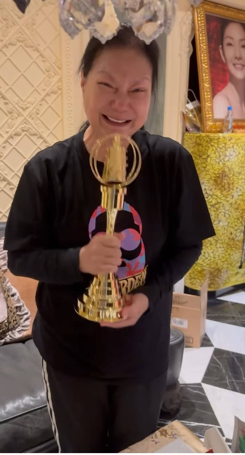 S妈开心拿着金钟奖座。图/摘自IG