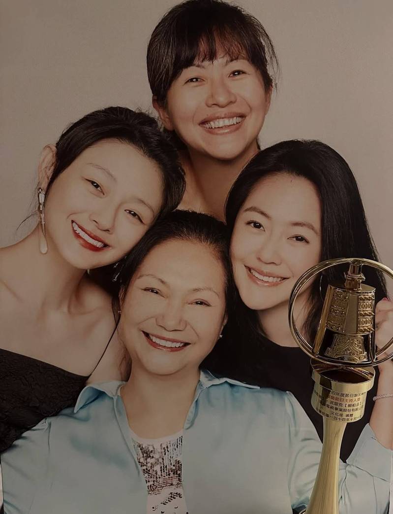 S妈开心拿着金钟奖座。图/摘自IG