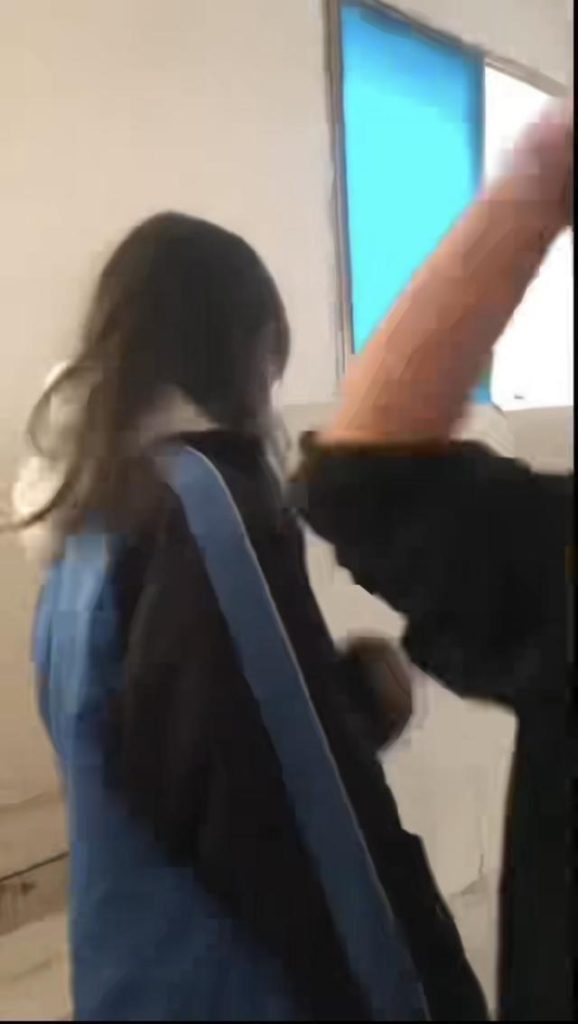 衡阳2初中女被堵厕所遭掌掴 现场10同学围观 视频曝光 事发画面。(取材自大风新闻)