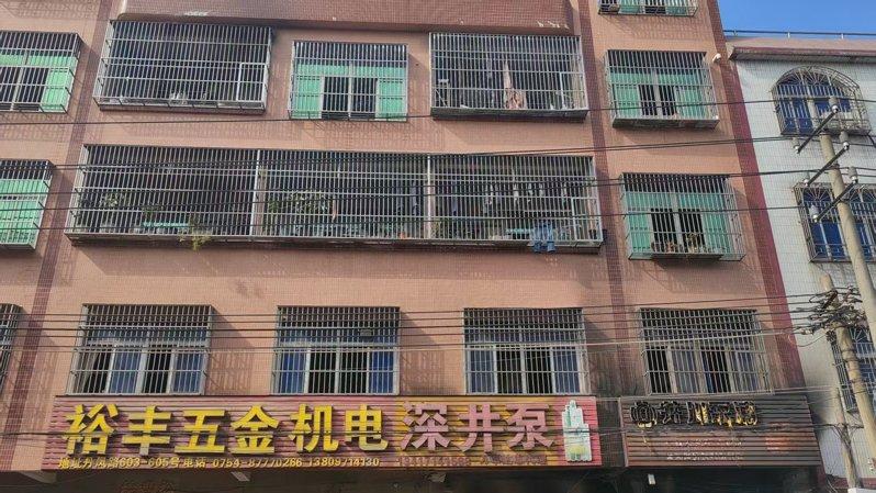 9日晚汕头市潮南区峡山街道丹凤路一住宅突发火灾,遇难人数已升至12人。(视频截屏)