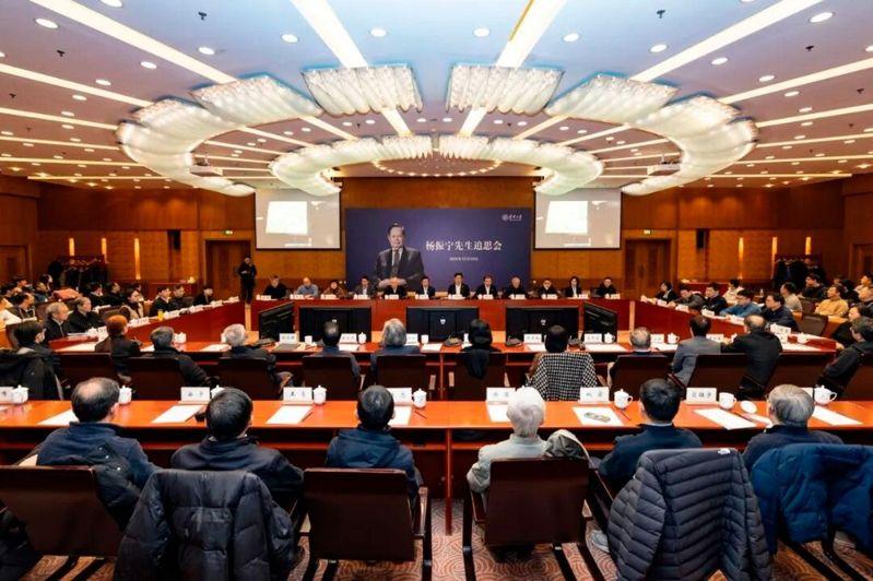 翁帆在追思会上数度哽咽。(视频截屏)