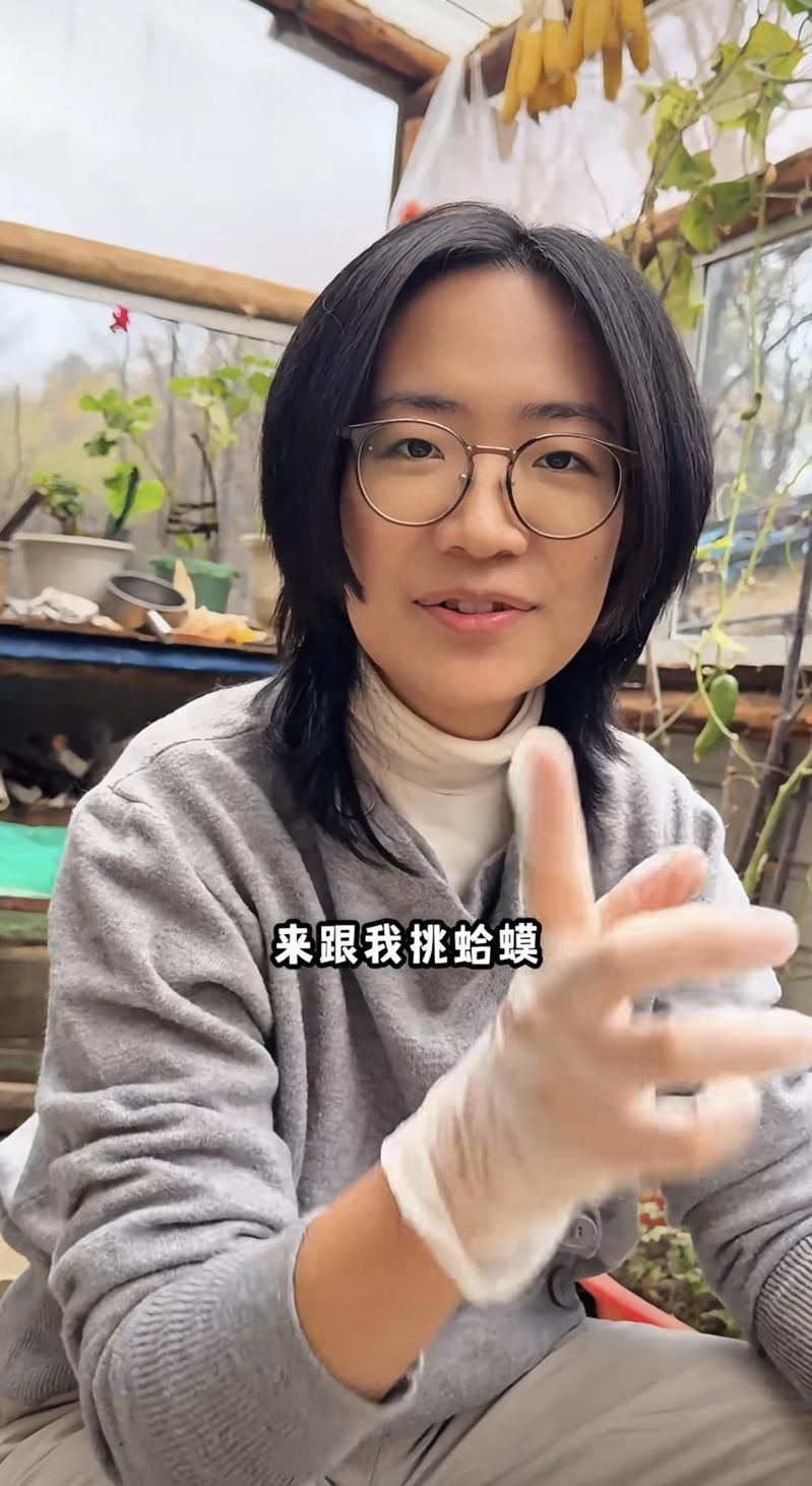 陈三金直播葡萄园丰收。(视频截屏)