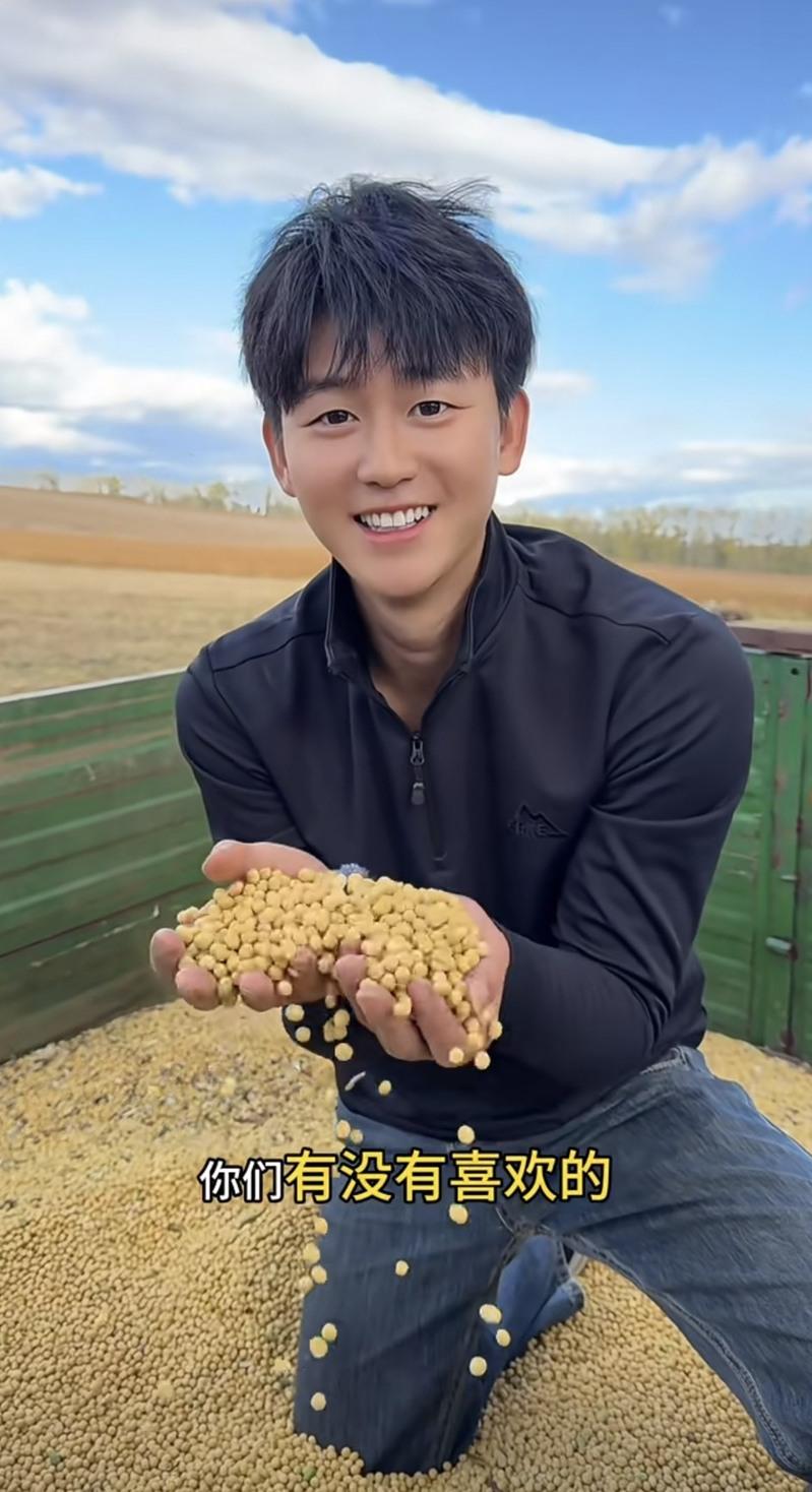 陈三金直播葡萄园丰收。(视频截屏)