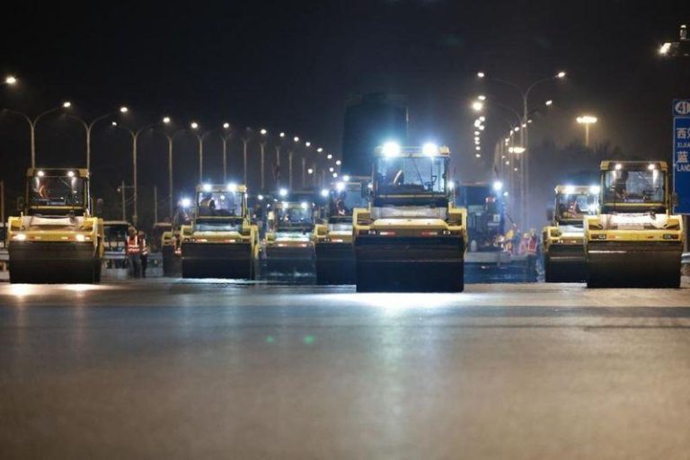 又是「中国速度」 北京18公里主干道大修 一夜完成 图为大型机械进场作业。(新华社)