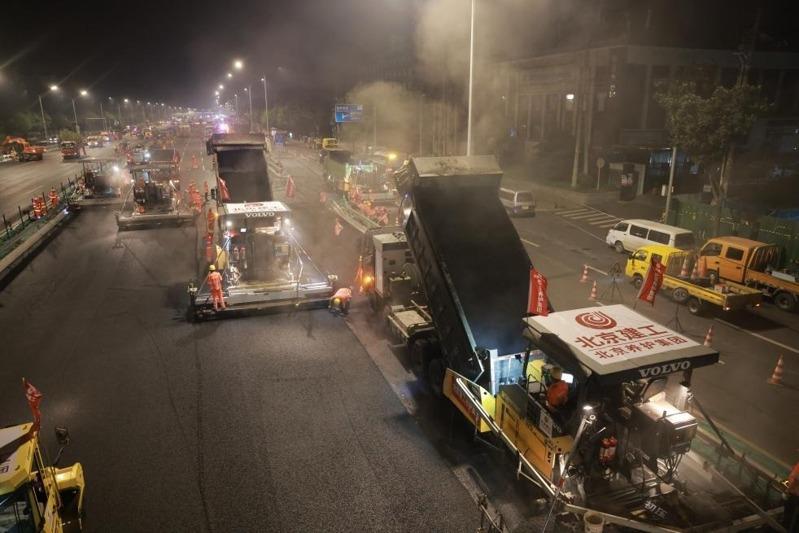 图为大型机械进场作业。(新华社)