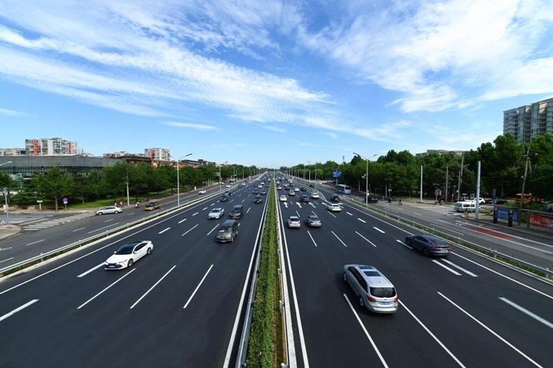 图为大型机械进场作业。(新华社)