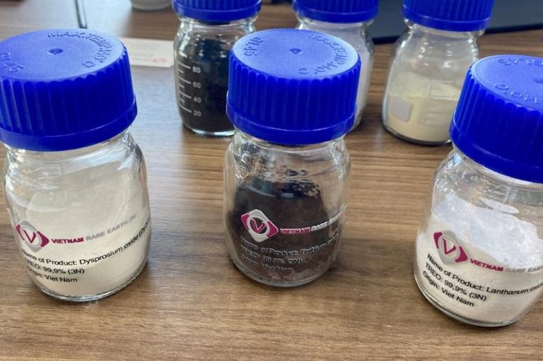 越南一家矿业公司的稀土氧化物样本。(路透)