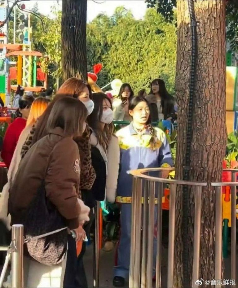 赵露思、曾黎迪士尼同框 网友:屏幕母女画面太美好 曾黎(右三)赵露思(右二)迪士尼同框引热议。(取材自微博)