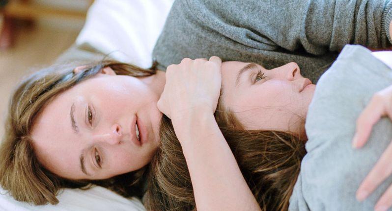 艾儿芬妮 (右) 以新片「情感的价值」入围金球奖最佳女配角,狂收祝贺消息与香槟表情符号直呼「超开心」。(图/海鹏影业提供)