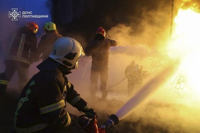 俄称击落287架乌克兰无人机 莫斯科机场短暂关闭 乌克兰波塔瓦(Poltava)地区7日遭俄罗斯飞弹和无人机夜间袭击,消防员现场进行救援工作。(欧新社)