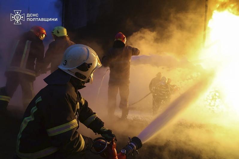 乌克兰波塔瓦(Poltava)地区7日遭俄罗斯飞弹和无人机夜间袭击,消防员现场进行救援工作。(欧新社)