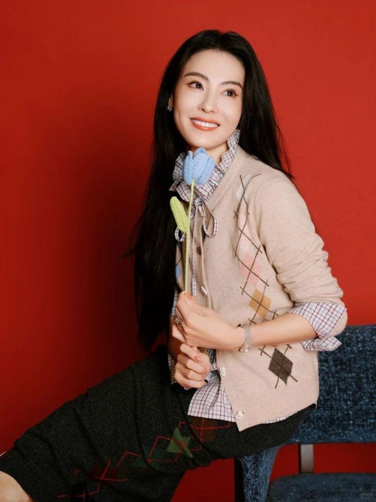 靠一部电影「喜剧之王」暴红 张柏芝:感觉很爽 张柏芝当年凭周星驰执导兼主演的电影「喜剧之王」一炮而红 。(视频截屏)