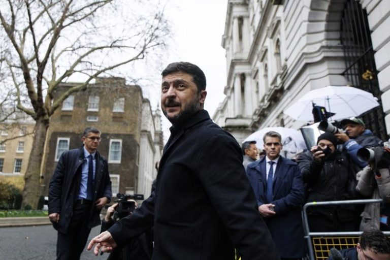 乌克兰总统泽伦斯基8日前往英国伦敦唐宁街10号首相官邸。(欧新社)