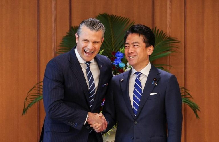 日本防卫大臣小泉进次郎（右）10月29日会见访问东京的美国国防部长赫塞斯（左）。(路透)