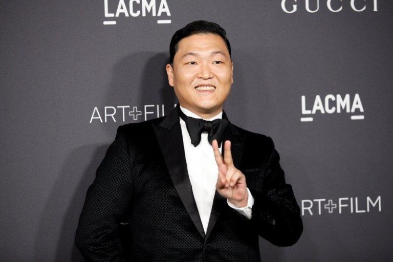 以一首「江南Style」红遍国际的韩国歌手PSY11日爆出涉嫌非法取得药物，其经纪公司及车辆等遭到警方扣押搜查。路透