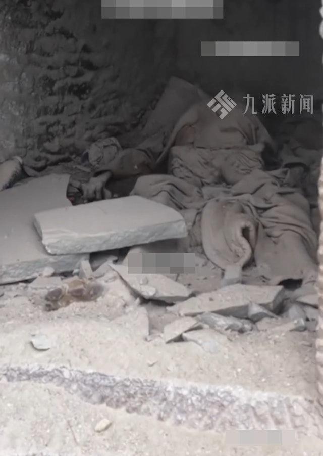 无人机飞手在崖洞中发现干尸。（视频截屏）
