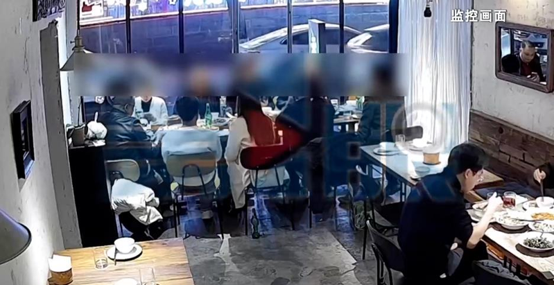 一桌原本有10人聚餐。(视频截屏)
