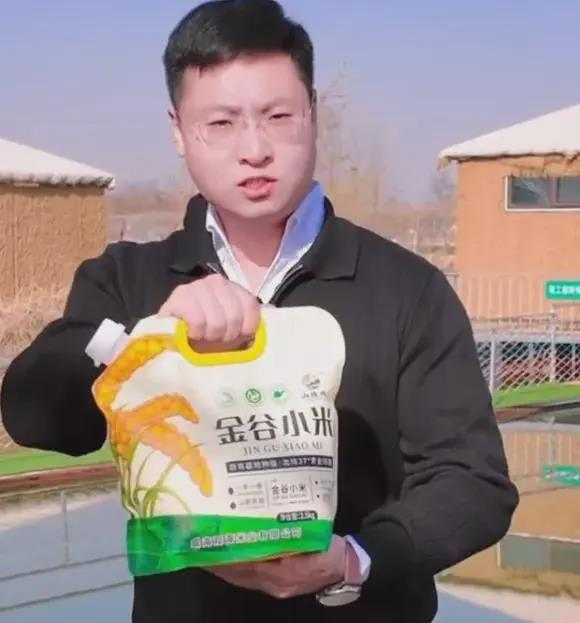 山东威海一名村支书冯玉宽近日在视频中模仿雷军营销方式卖农产品小米。(视频截屏)