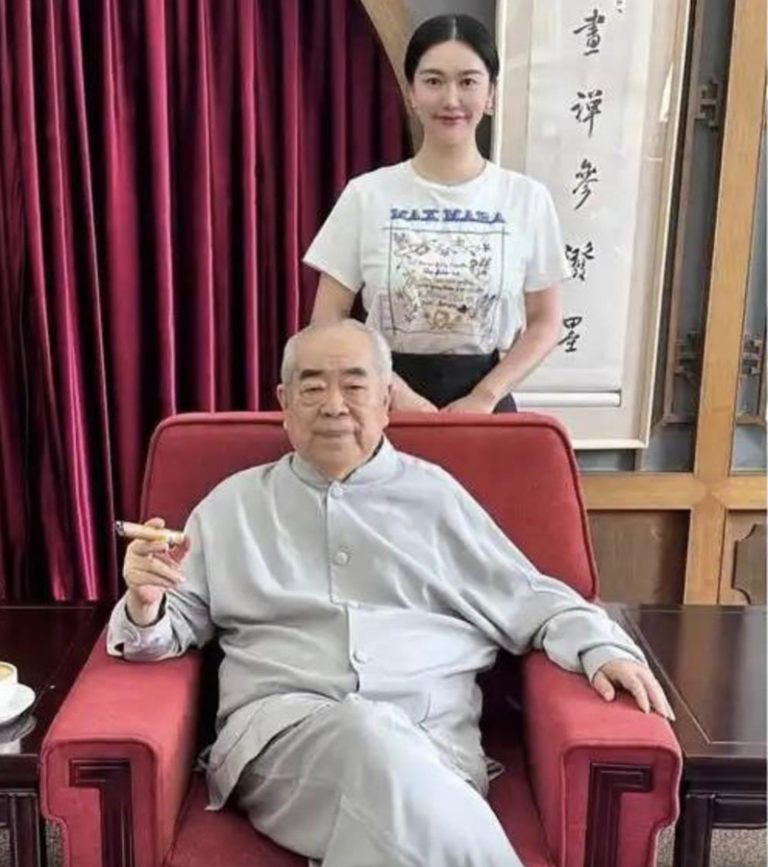 87岁画家范曾发声明:喜得独子 与女儿、继子断绝关系 范曾与妻子徐萌。(取材自范曾微博)
