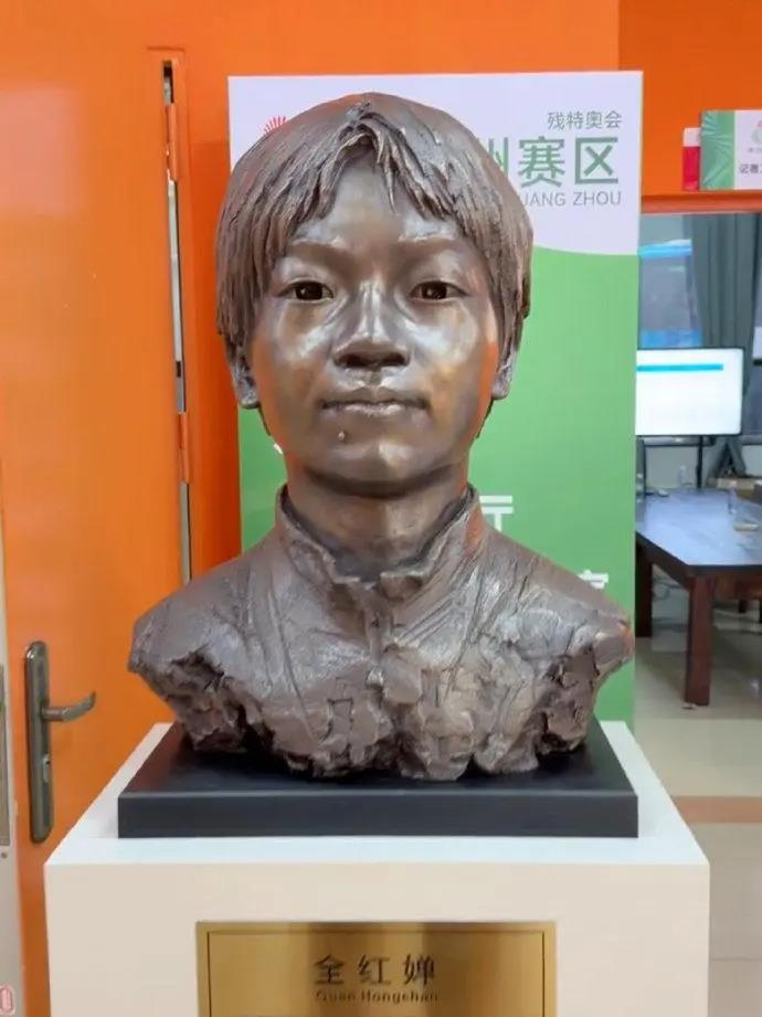 全红婵雕像。(取材自上游新闻)