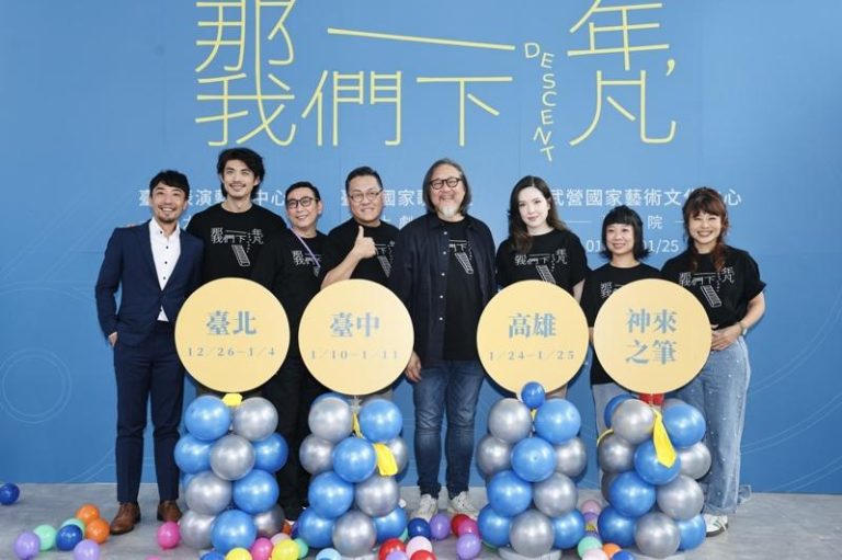 周迅没来、许玮宁来了 赖声川盼她从此能变剧场人 表演工作坊舞台剧「那一年,我们下凡」记者会,韦以丞(左起)、梁正群、宋少卿、朱德刚、赖声川、许玮宁、陈敬萱、赖伂恩。(记者王聪贤/摄影)