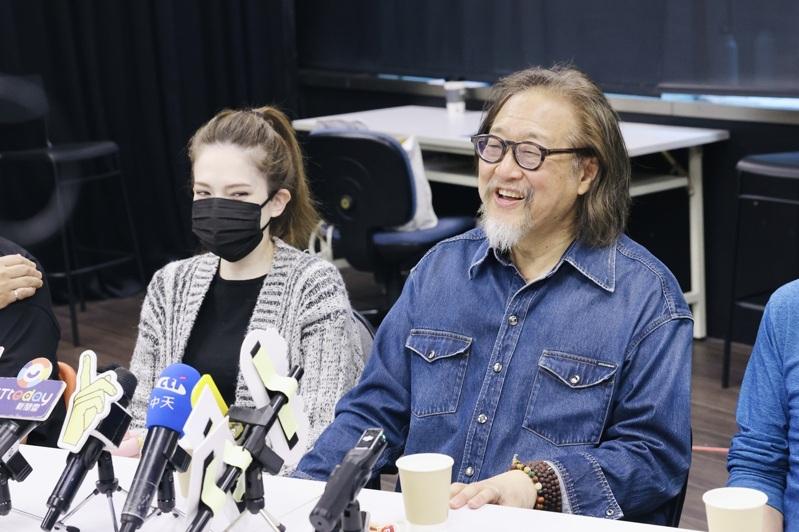 表演工作坊舞台剧「那一年,我们下凡」记者会,韦以丞(左起)、梁正群、宋少卿、朱德刚、赖声川、许玮宁、陈敬萱、赖伂恩。(记者王聪贤/摄影)