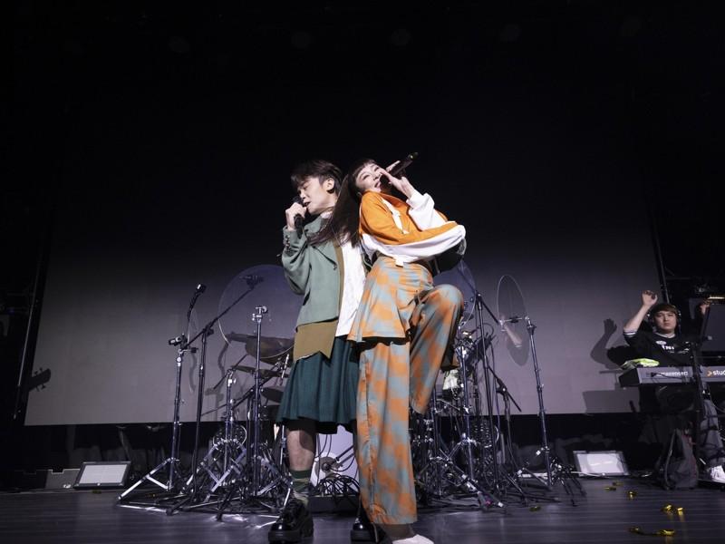 张棋惠(右)出道25周年演唱会,黄豪平(左)cos青峰骗全场。图/好撑音乐提供